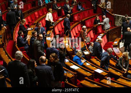 Paris, Frankreich. Januar 2025. Allgemeine Sicht auf den Hämozykel während der Sitzung der Anfragen an die französische Regierung in der Nationalversammlung. Eine wöchentliche Sitzung zur Befragung der französischen Regierung findet im Hämoryklikel der Nationalversammlung statt. (Foto: Telmo Pinto/SOPA Images/SIPA USA) Credit: SIPA USA/Alamy Live News Stockfoto