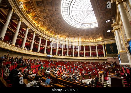 Paris, Frankreich. Januar 2025. Allgemeine Sicht auf den Hämozykel während der Sitzung der Anfragen an die französische Regierung in der Nationalversammlung. Eine wöchentliche Sitzung zur Befragung der französischen Regierung findet im Hämoryklikel der Nationalversammlung statt. (Foto: Telmo Pinto/SOPA Images/SIPA USA) Credit: SIPA USA/Alamy Live News Stockfoto