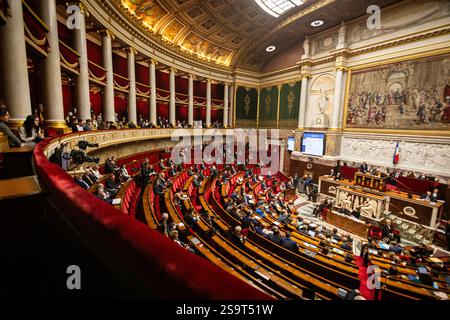 Paris, Frankreich. Januar 2025. Allgemeine Sicht auf den Hämozykel während der Sitzung der Anfragen an die französische Regierung in der Nationalversammlung. Eine wöchentliche Sitzung zur Befragung der französischen Regierung findet im Hämoryklikel der Nationalversammlung statt. (Foto: Telmo Pinto/SOPA Images/SIPA USA) Credit: SIPA USA/Alamy Live News Stockfoto