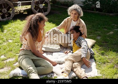 Genießen Sie Familienzeit im Freien am sonnigen Nachmittag Stockfoto