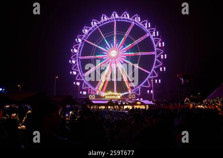 Berlin, Weihnachtsmarkt das Riesenrad auf dem Weihnachtsmarkt am Neptun Brunnen auf dem Alexanderplatz am 25.12.2024 in Berlin. Berlin Berlin Deutschland *** Berlin, Weihnachtsmarkt das Riesenrad auf dem Weihnachtsmarkt am Neptunbrunnen am Alexanderplatz am 25 12 2024 in Berlin Berlin Deutschland Stockfoto
