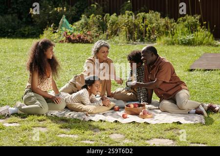 Genießen Sie die Familienzeit während eines Picknicks im Garten Stockfoto