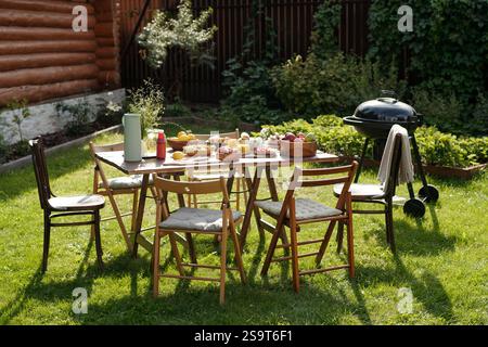 Picknicktisch im Freien mit frischem Obst Stockfoto