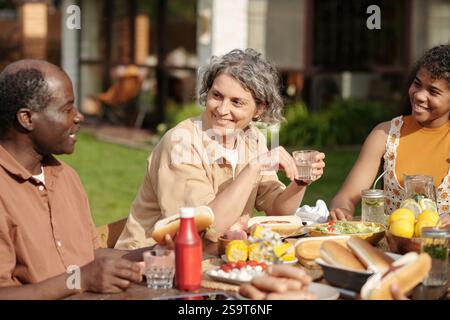 Lachen, während Sie im Freien essen Stockfoto