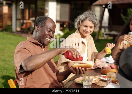 Genießen Sie Outdoor Barbecue mit Freunden im Hinterhof Stockfoto