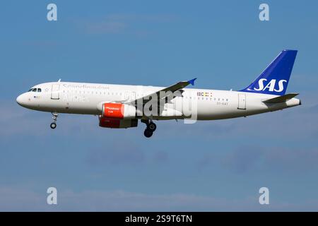 Amsterdam, Niederlande - 3. Juli 2017: Passagierflugzeug von SAS Scandinavian Airlines am Flughafen. Planen Sie die Flugreise. Luftfahrt und Luftfahrt. Luftübertragung Stockfoto