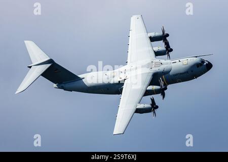 Zeltweg, Österreich - 7. September 2024: Luftwaffe Airbus A400M Atlas Militärtransportflugzeug am Luftwaffenstützpunkt. Flugbetrieb der Luftwaffe. Luftfahrt A Stockfoto
