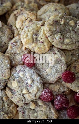 Mit Blick auf frisch gebackene Kekse und Himbeeren zur Dekoration Stockfoto