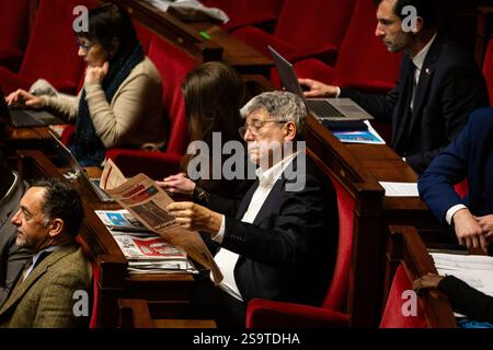 Paris, Frankreich. Januar 2025. ric Coquerel, Stellvertreter der La France insoumise - Nouveau Front Populaire Gruppe, die während der Sitzung der Fragen an die Regierung in der Nationalversammlung gesehen wurde. Eine wöchentliche Sitzung zur Befragung der französischen Regierung findet im Hämoryklikel der Nationalversammlung statt. (Credit Image: © Telmo Pinto/SOPA Images via ZUMA Press Wire) NUR REDAKTIONELLE VERWENDUNG! Nicht für kommerzielle ZWECKE! Stockfoto