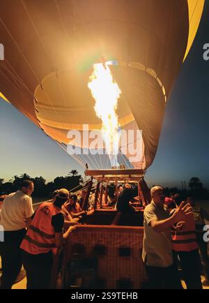 Im Morgengrauen steigt das Abenteuer im Heißluftballon unter dem frühen Morgenhimmel auf. Stockfoto