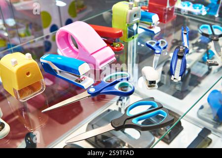 Schreibwaren Scheren, Heftklammern und Bleistiftspitzer im Schaufenster Stockfoto