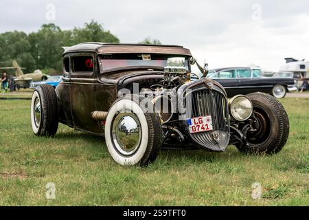FINOWFURT, DEUTSCHLAND - 11. MAI 2024: Der Custom Hot Rod basierend auf Dodge. Saisoneröffnung des Race 61 Festivals. Stockfoto