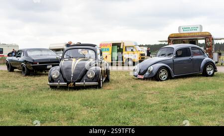 FINOWFURT, DEUTSCHLAND - 11. MAI 2024: Die Kleinwagen Volkswagen Käfer. Saisoneröffnung des Race 61 Festivals. Stockfoto