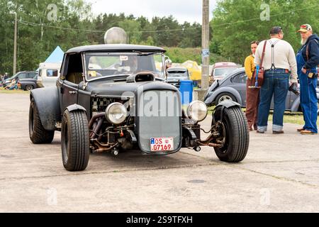 FINOWFURT, DEUTSCHLAND - 11. MAI 2024: Der Custom Hot Rod auf der Straße. Saisoneröffnung des Race 61 Festivals. Stockfoto