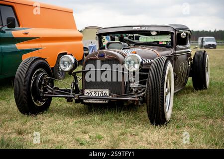 FINOWFURT, DEUTSCHLAND - 11. MAI 2024: Die Custom Hot Rod basiert auf Ford. Saisoneröffnung des Race 61 Festivals. Stockfoto