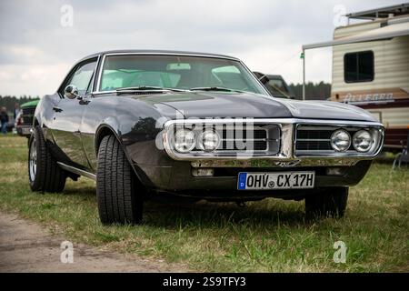 FINOWFURT, DEUTSCHLAND - 11. MAI 2024: Das Muskelauto Pontiac Firebird. Saisoneröffnung des Race 61 Festivals. Stockfoto