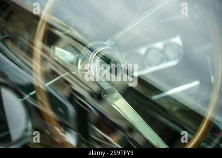 FINOWFURT, DEUTSCHLAND - 11. MAI 2024: Die Pontiac Firebird Hütte durch das Glas. Saisoneröffnung des Race 61 Festivals. Stockfoto