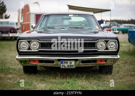 FINOWFURT, DEUTSCHLAND - 11. MAI 2024: Das Muscle Car Plymouth GTX. Kunstlinse. Bokeh drehen. Saisoneröffnung des Race 61 Festivals. Stockfoto