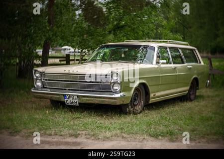 FINOWFURT, DEUTSCHLAND - 11. MAI 2024: Der vollwertige Kombi Ford Country Sedan, 1966. Kunstlinse. Bokeh drehen. Saisoneröffnung des Race 61 Festivals. Stockfoto