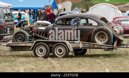 FINOWFURT, DEUTSCHLAND - 11. MAI 2024: Ein spezieller Hot Rod steht auf einem Anhänger. Saisoneröffnung des Race 61 Festivals. Stockfoto