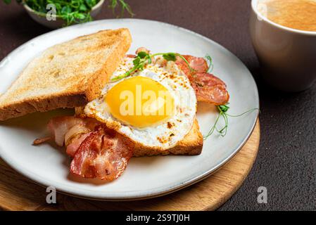 Frühstückssandwich mit Spiegelei, Speck und grünen Erbsensprossen, serviert auf Tellern in Nahaufnahme. Gebratenes sonniges Ei, Speck auf Toast mit Mikrogrün und Mo Stockfoto