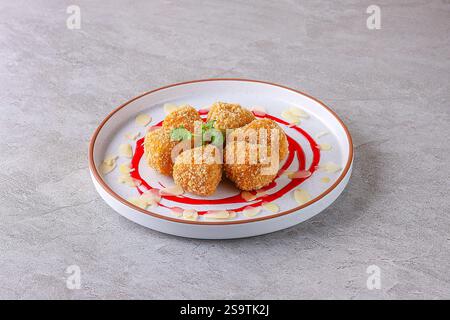Camembert frittiert Käse in Panko-Panade und Preiselbeersauce. Fastfood-Menü Stockfoto