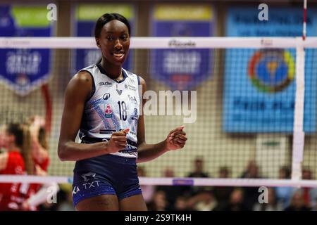 Busto Arsizio, Italien. Januar 2025. Paola Egonu #18 von Numia Vero Volley Milano feiert während des Spiels der Volley Serie A Frauen 2024/25 zwischen UYBA Eurotek Volley Busto Arsizio und Numia Vero Volley Milano in der E-Work Arena. Endergebnis UYBA Eurotek Volley Busto Arsizio 0 | 3 Numia Vero Volley Milano Credit: dpa/Alamy Live News Stockfoto
