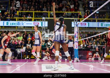 Busto Arsizio, Italien. Januar 2025. Paola Egonu #18 von Numia Vero Volley Milano feiert während des Spiels der Volley Serie A Frauen 2024/25 zwischen UYBA Eurotek Volley Busto Arsizio und Numia Vero Volley Milano in der E-Work Arena. Endergebnis UYBA Eurotek Volley Busto Arsizio 0 | 3 Numia Vero Volley Milano Credit: dpa/Alamy Live News Stockfoto