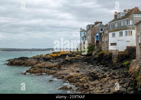 Küstenanlage an der felsigen Küste in der wunderschönen Küstenstadt St Ives, Cornwall, England, Großbritannien Stockfoto