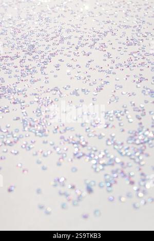 Glänzendes silbernes Kristallkonfetti auf blauem Hintergrund. Selektiver Fokus. Stockfoto