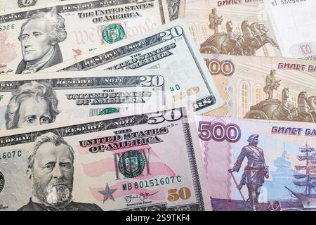 Nahaufnahme eines Stapels US-Dollar und russischer Rubel. Stockfoto