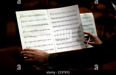 Ein Musiker ist bereit, etwas Musik beim Training zu markieren. Stockfoto