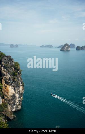 Aus der Vogelperspektive vom Aussichtspunkt Hong Island und Aussichtspunkt 360 Grad von der Spitze des Hügels. Neues Wahrzeichen von Koh Hong (Hong Island) in Krabi, Thailand. Stockfoto