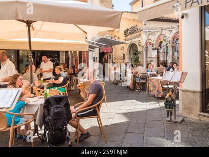 Taormina, Sizilien, Italien - 29. September 2024: In der Bar im historischen Zentrum von Taormina in der Provinz MES genießen die Menschen Getränke Stockfoto