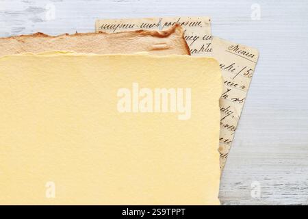 Vintage-Blätter auf hölzernem Hintergrund, Kopierraum Stockfoto
