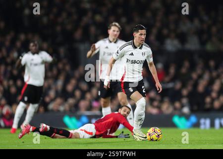 London, Großbritannien. Januar 2025. Fulham Mittelfeldspieler Sasa Lukic (20) wurde am 26. Januar 2025 von Manchester United Mittelfeldspieler Bruno Fernandes (8) während des Spiels Fulham FC gegen Manchester United FC English Premier League in Craven Cottage, London, England, Vereinigtes Königreich geschlagen Credit: Phil Duncan/Every Second Media Credit: Every Second Media/Alamy Live News Stockfoto