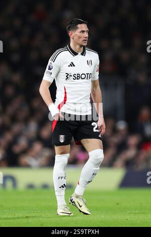 London, Großbritannien. Januar 2025. Fulham Mittelfeldspieler Sasa Lukic (20) während des Spiels Fulham FC gegen Manchester United FC English Premier League am 26. Januar 2025 im Craven Cottage, London, England, Vereinigtes Königreich Credit: Phil Duncan/Every Second Media Credit: Every Second Media/Alamy Live News Stockfoto