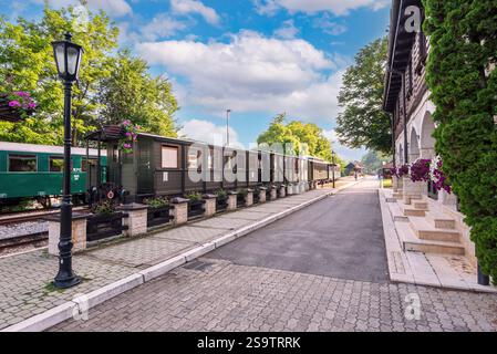 Mokra Gora, Serbien - 22. Juni. 2023: Bahnhof und Touristenattraktion der Schmalspurbahn Sargan Eight, Bahnhof in Mokra Gora, Serbien. Stockfoto