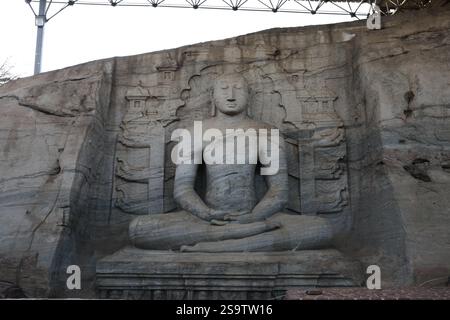 Sri Lanka. Polonnaruwa. Gal Vihara (Uttararama). 12. Jahrhundert. Felsenkloster. Statue des sitzenden Buddha, die die Dhyana Mudra darstellt. Stockfoto