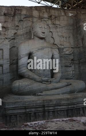 Sri Lanka. Polonnaruwa. Gal Vihara (Uttararama). 12. Jahrhundert. Felsenkloster. Statue des sitzenden Buddha, die die Dhyana Mudra darstellt. Stockfoto
