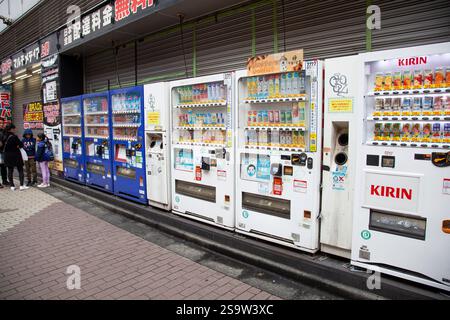 Eine Reihe von Getränkeautomaten in der Ueno Ameyoko Shopping Street, Tokio, Japan. Stockfoto