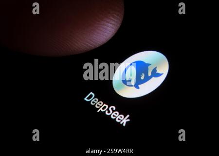Die DeepSeek AI-App, die auf dem Smartphone und dem Finger angezeigt wird, wird sie berühren. Makro. Stafford, Vereinigtes Königreich, 26. Januar 2025 Stockfoto