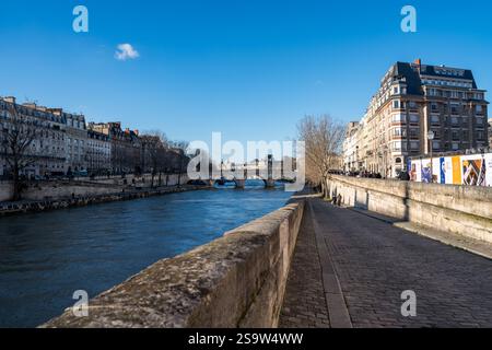 Ein ruhiger Spaziergang entlang der seine unter einem klaren blauen Himmel Stockfoto
