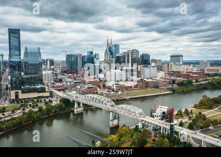 13. Oktober 2023, Nashville, TN: Panoramablick auf die Innenstadt von Nashville, Tennessee, und den Cumberland River Stockfoto