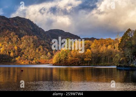 Herbstsonnenaufgang am Loch Katrine in den Trossachs, Schottland, Großbritannien Stockfoto