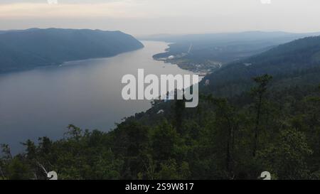 Der Baikalsee am Abend. Der Fluss Yenisei schlängelt sich durch die zerklüfteten sibirischen Berge und offenbart unberührte Wildnis und eine ruhige natürliche Weite Stockfoto