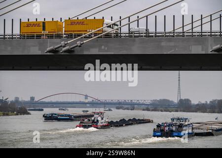 Autobahnbrücke über den Rhein, Neuenkamp-Brücken, A40, DHL-Lkw-Straßenverkehr, Frachtschiffe auf dem Rhein bei Duisburg-Homberg, Nordrhein-Westfalen Stockfoto