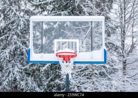 Vorderansicht des Basketballkörpers im Freien am Wintertag mit Schnee bedeckt. Stockfoto