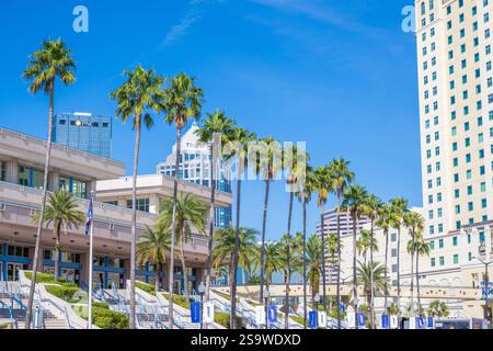 Tampa Bay Convention Center in Florida mit Blick auf die Skyline vom Riverwalk Trail Stockfoto