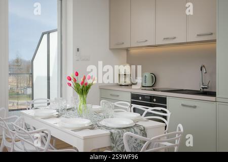 Moderne Küche und Essbereich mit Tulpen Stockfoto